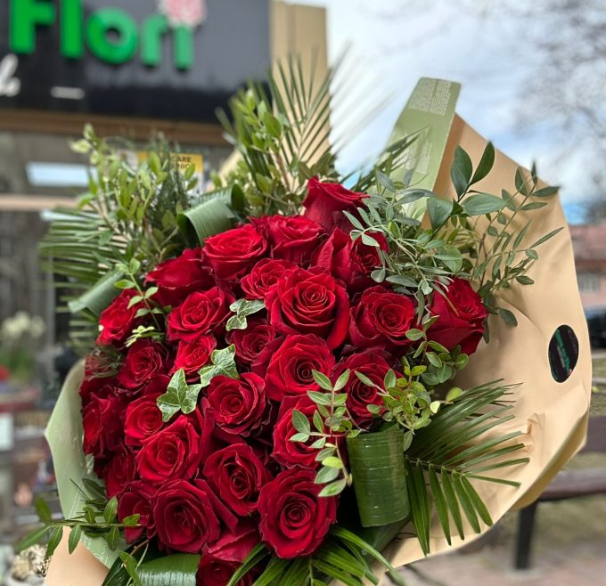 Buchet 51 fire trandafiri rosii