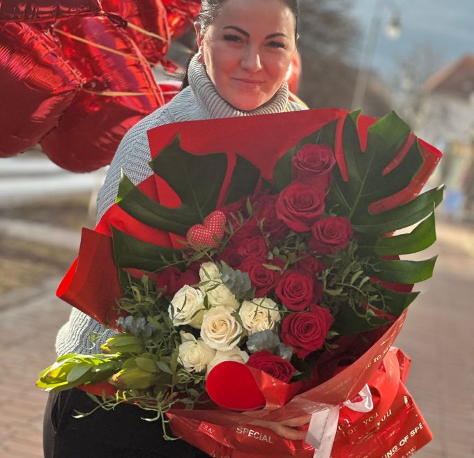 Buchet trandafiri albi si rosii